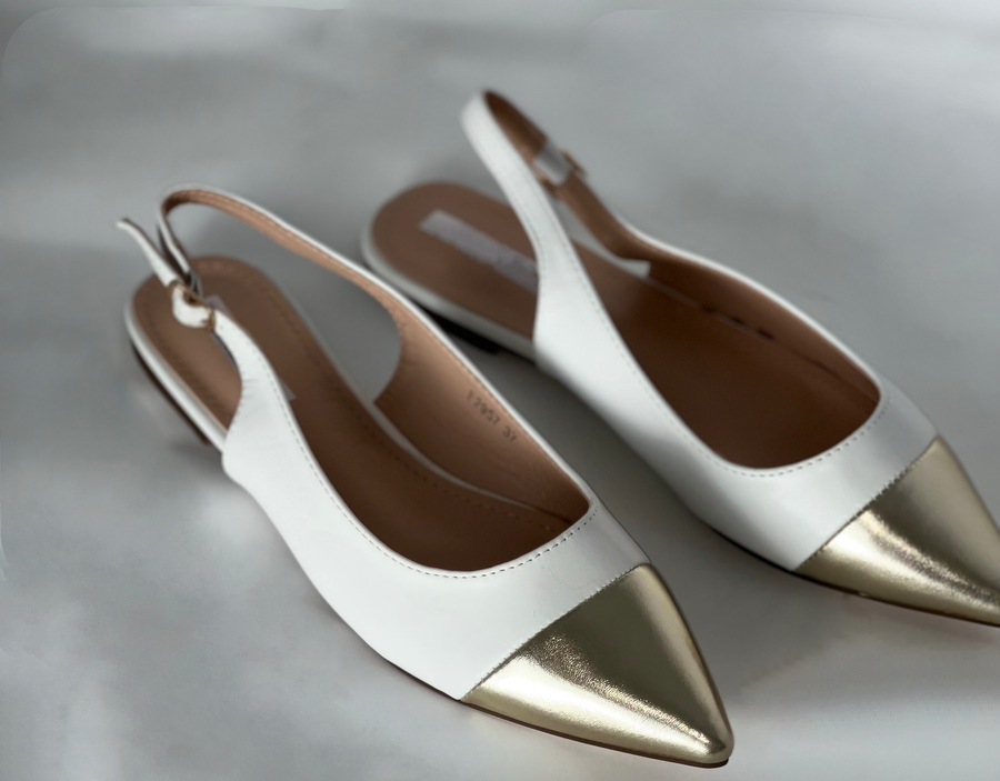 Jennifer White/Gold pumps